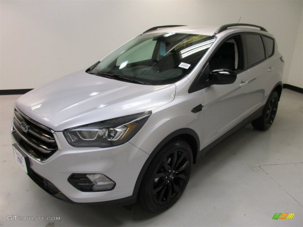 Ingot Silver 2017 Ford Escape SE Exterior Photo #112870014