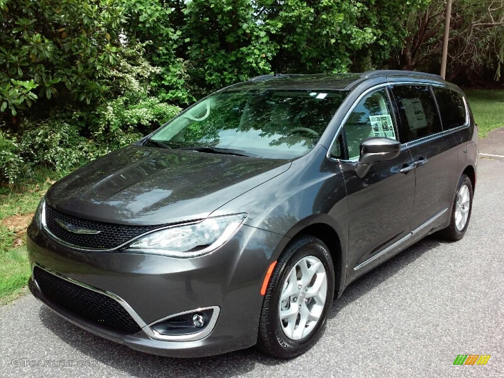 Granite Crystal Metallic 2017 Chrysler Pacifica Touring L Exterior Photo #112873113