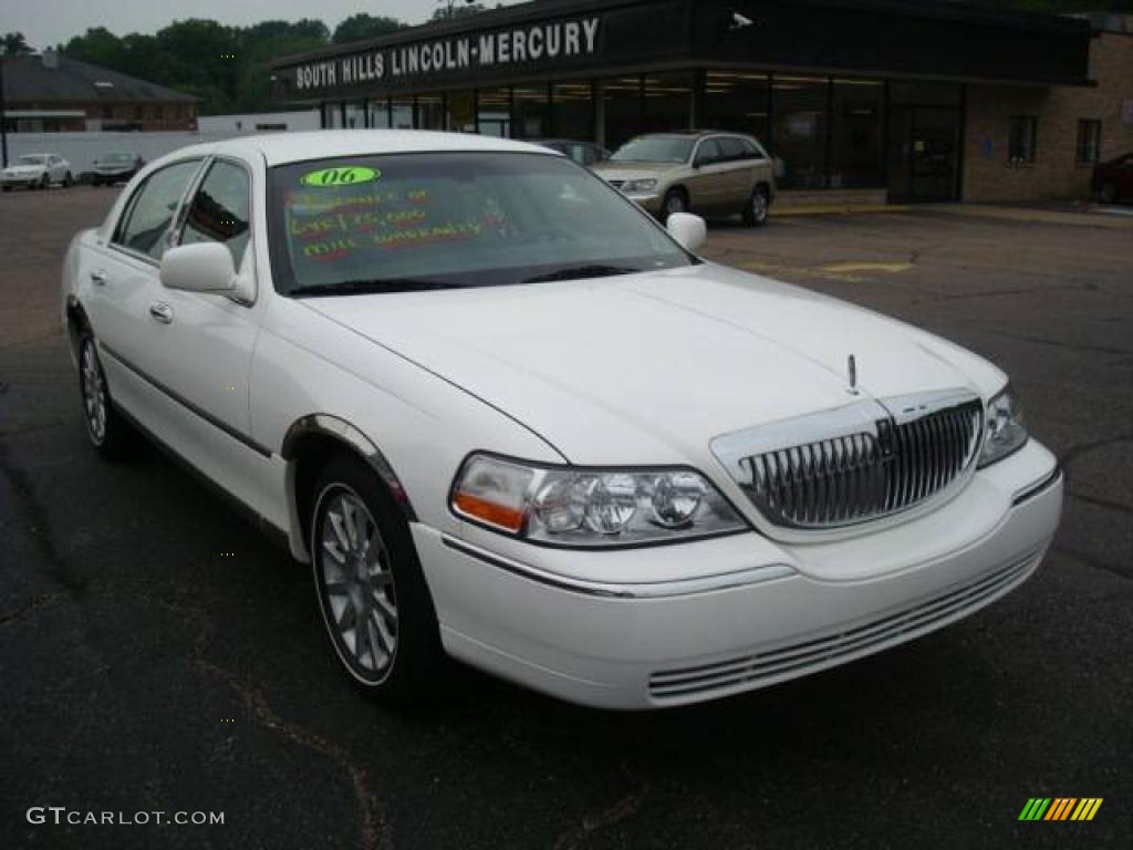 2006 Town Car Signature - Vibrant White / Medium Light Stone photo #5