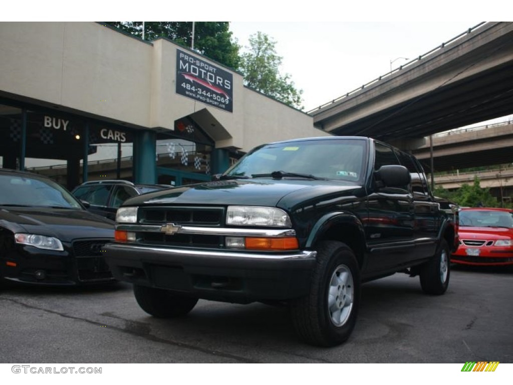 2002 S10 LS Crew Cab 4x4 - Forest Green Metallic / Graphite photo #1