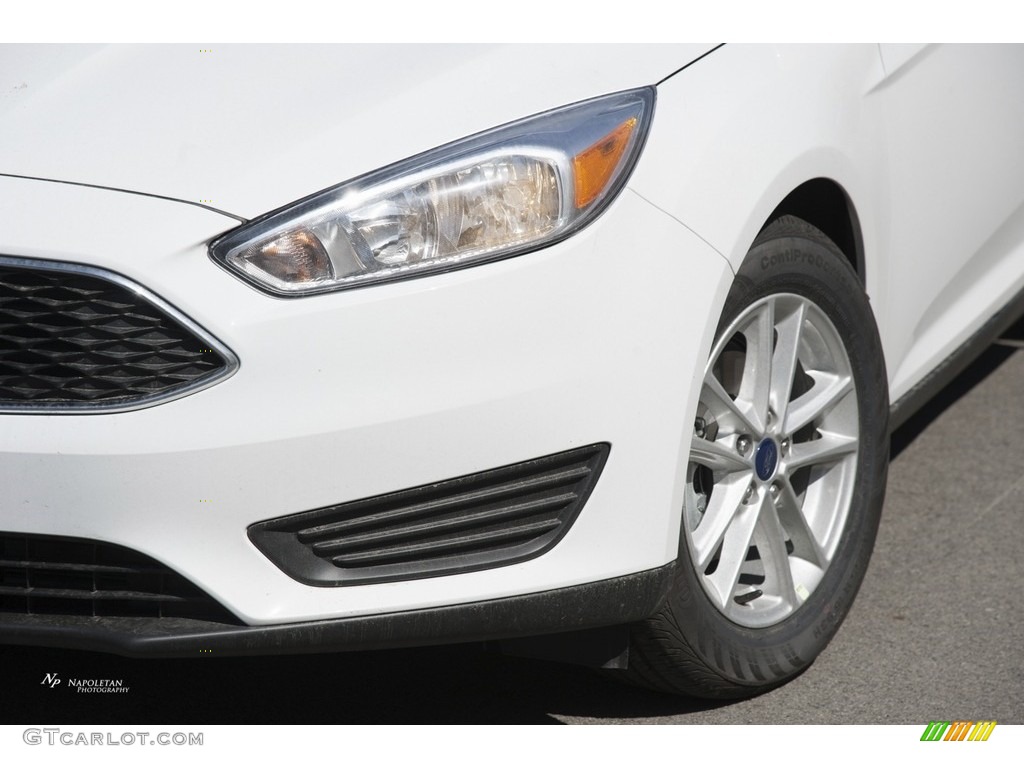 2016 Focus SE Sedan - Oxford White / Medium Light Stone photo #2