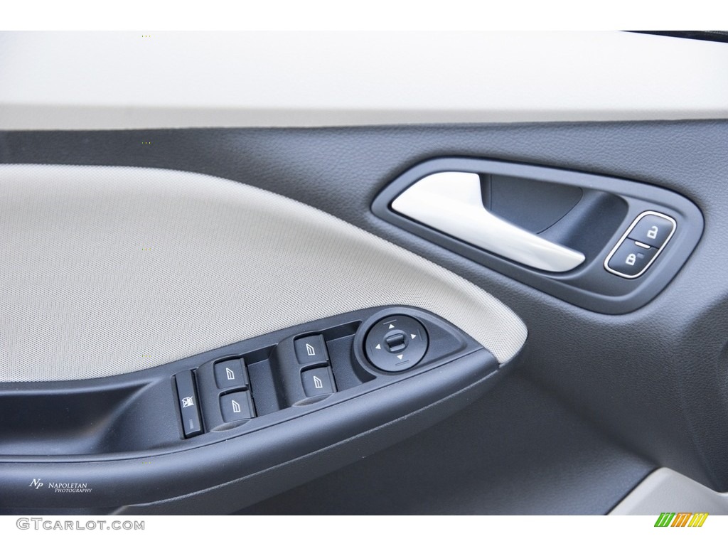 2016 Focus SE Sedan - Oxford White / Medium Light Stone photo #5