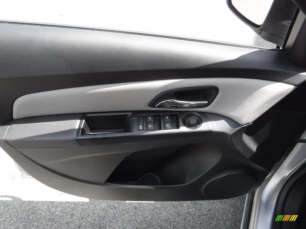 2014 Cruze LS - Silver Ice Metallic / Jet Black/Medium Titanium photo #10