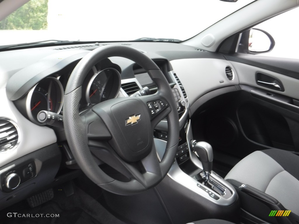 2014 Cruze LS - Silver Ice Metallic / Jet Black/Medium Titanium photo #11