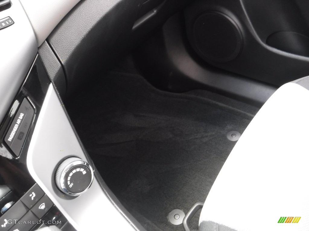 2014 Cruze LS - Silver Ice Metallic / Jet Black/Medium Titanium photo #14