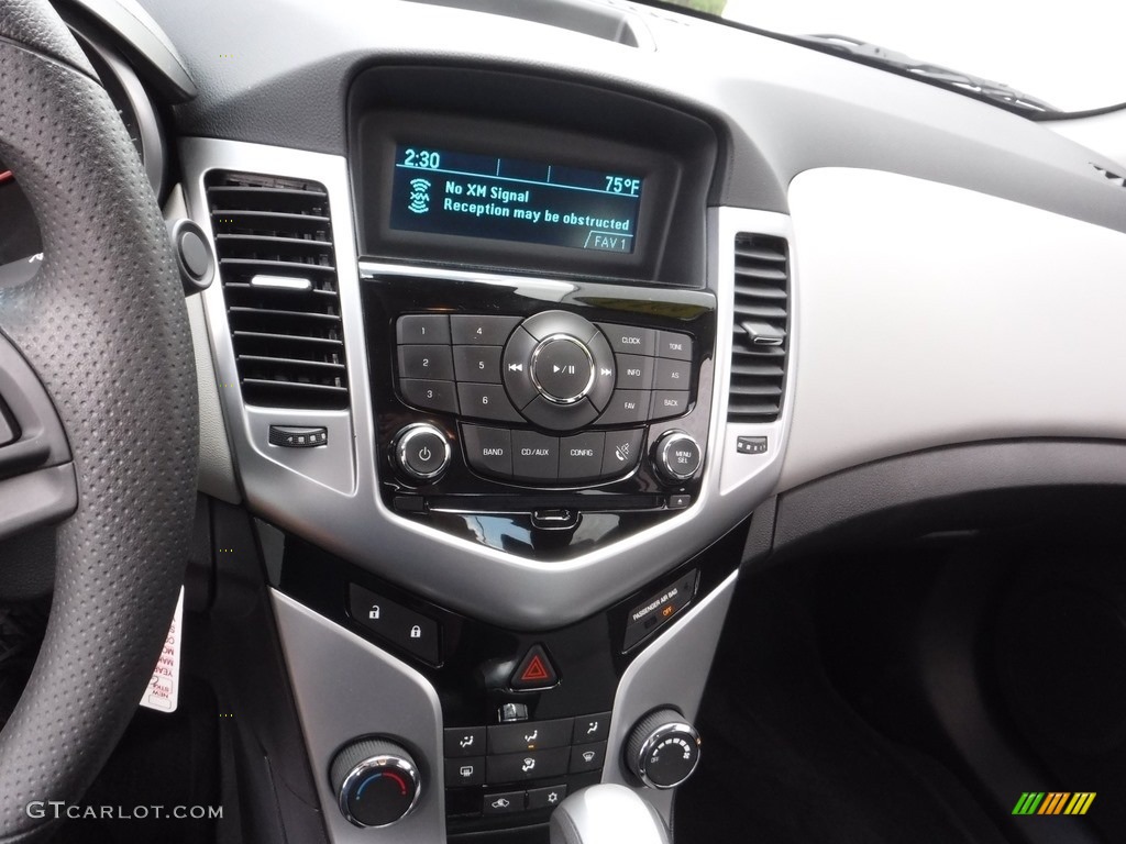 2014 Cruze LS - Silver Ice Metallic / Jet Black/Medium Titanium photo #17