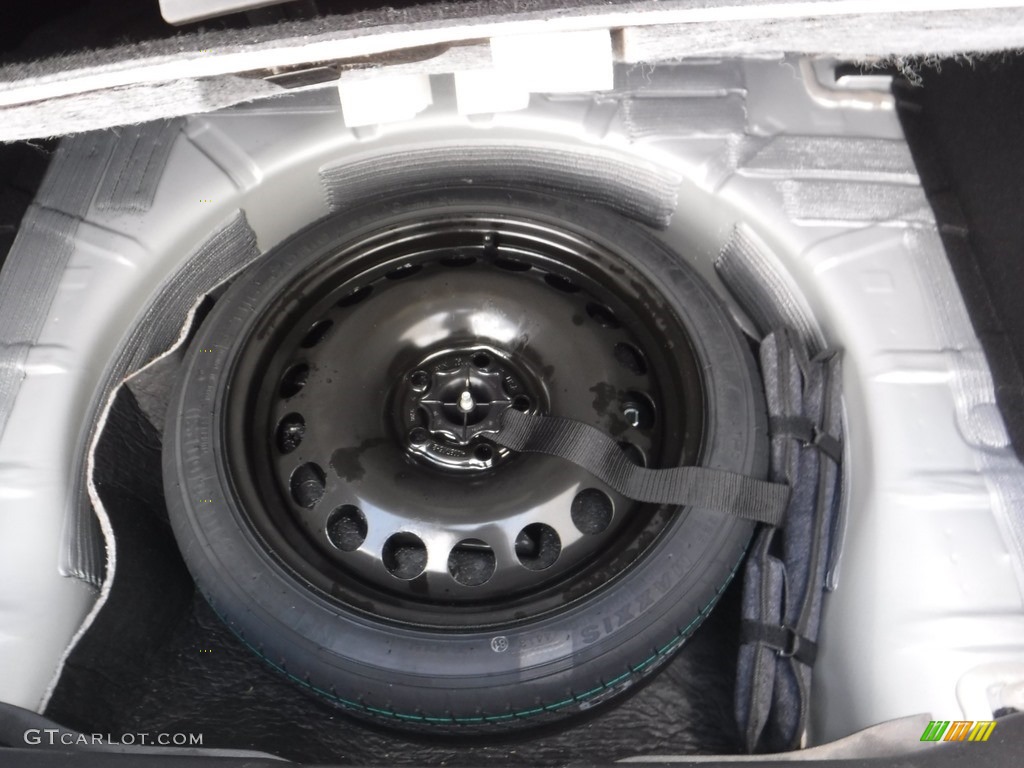 2014 Cruze LS - Silver Ice Metallic / Jet Black/Medium Titanium photo #23