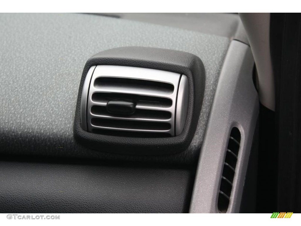 2009 fortwo pure coupe - Crystal White / Gray photo #26