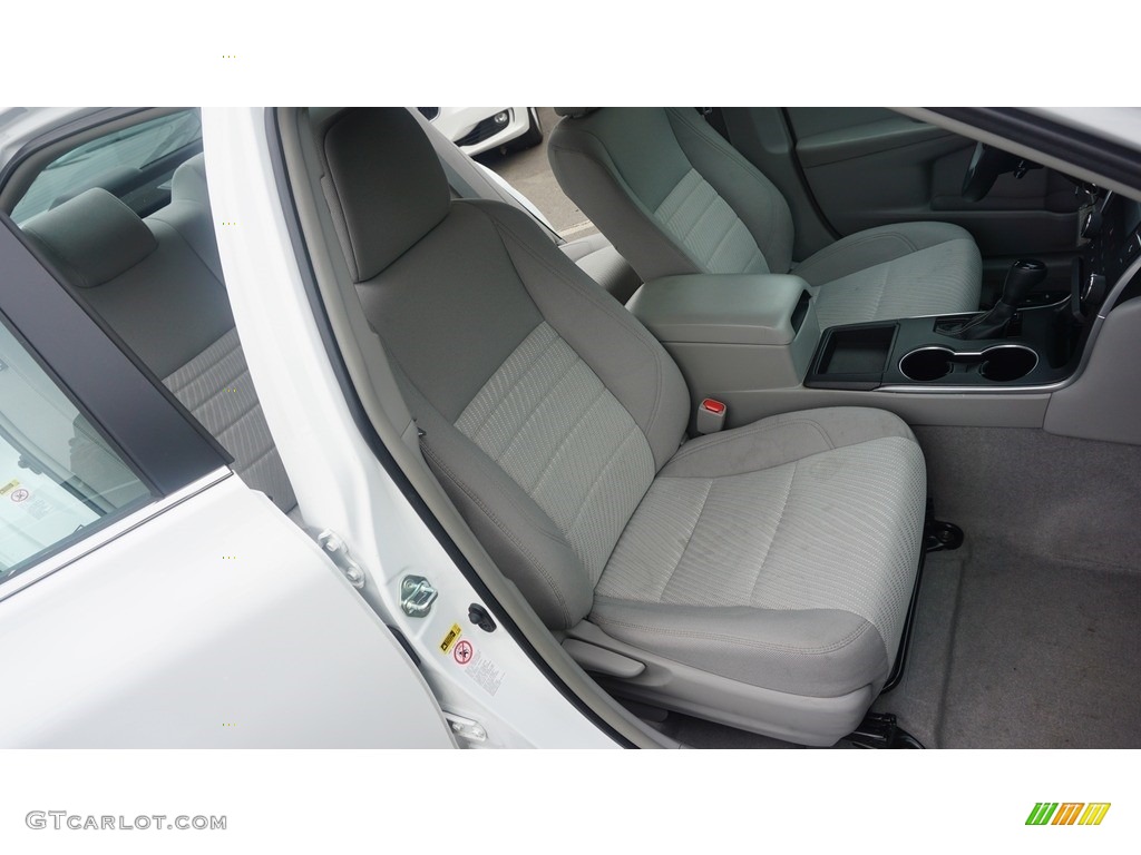 2015 Camry LE - Super White / Almond photo #10