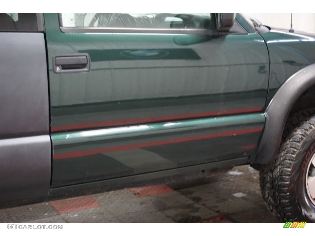 2001 S10 ZR2 Extended Cab 4x4 - Forest Green Metallic / Graphite photo #50
