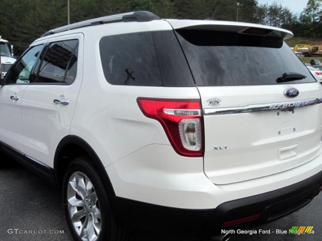 2013 Explorer XLT 4WD - White Platinum Tri-Coat / Medium Light Stone photo #38