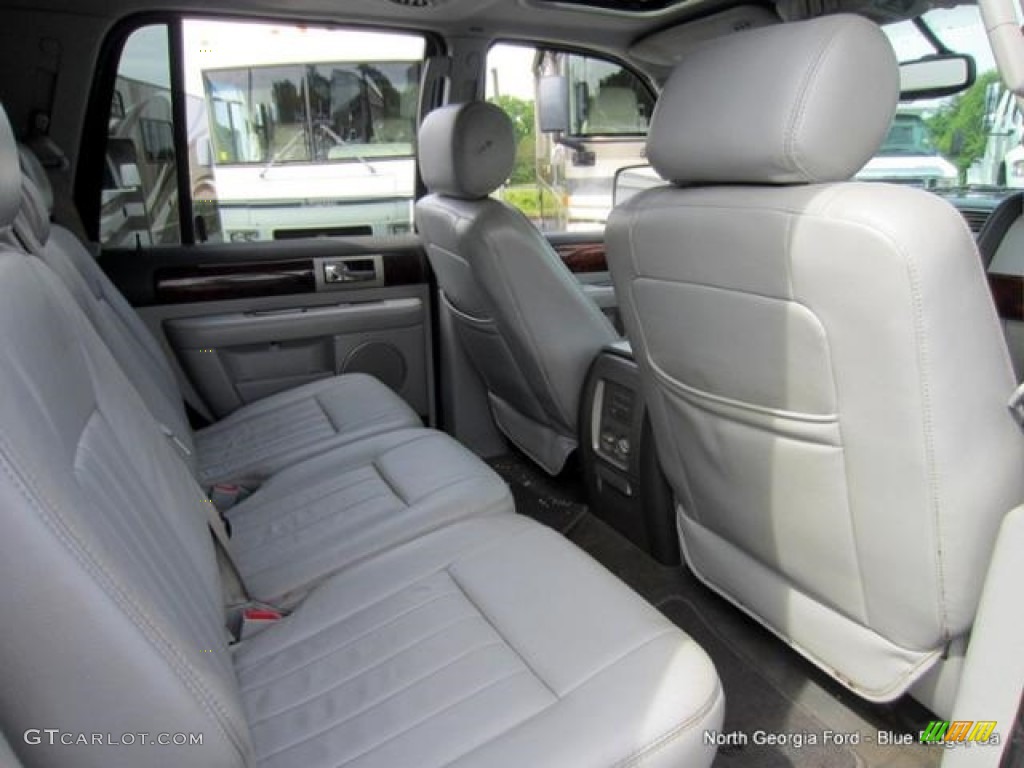2004 Navigator Luxury 4x4 - True Blue Metallic / Light Parchment photo #26