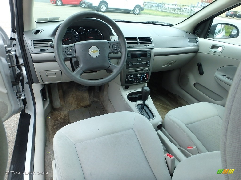 2005 Cobalt Sedan - Ultra Silver Metallic / Gray photo #10