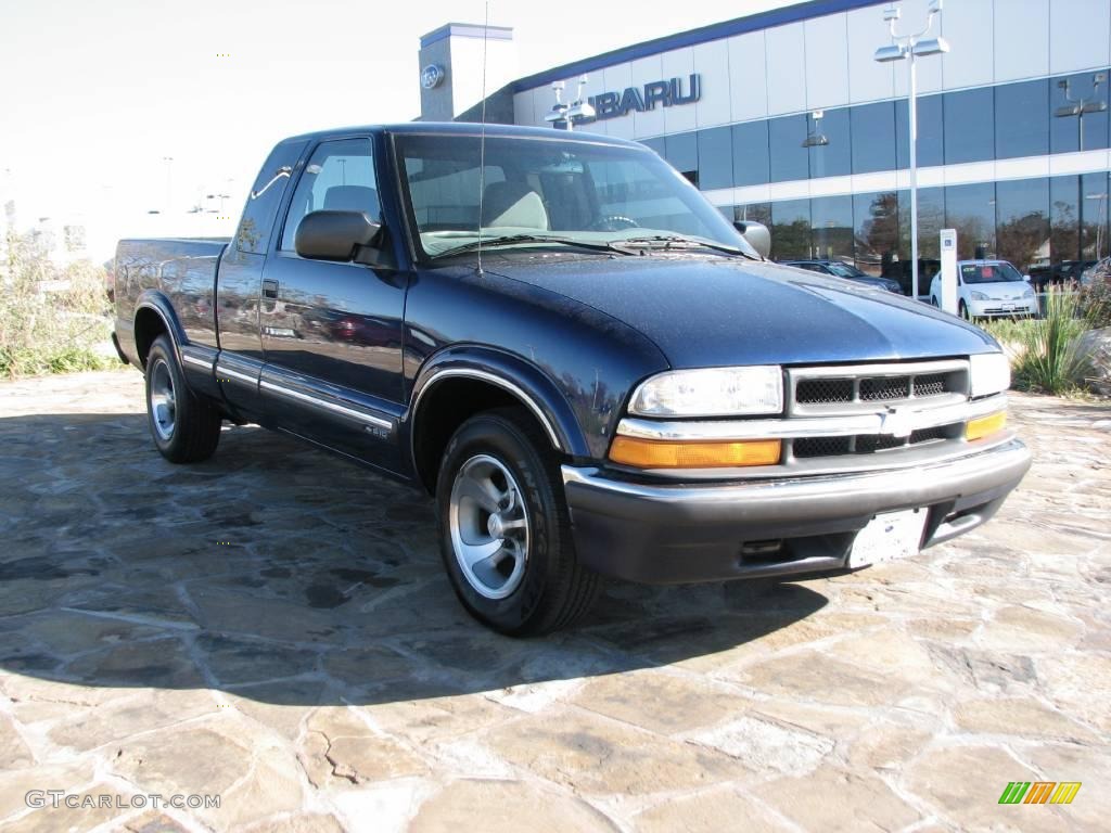 2001 S10 LS Extended Cab - Indigo Blue Metallic / Medium Gray photo #1