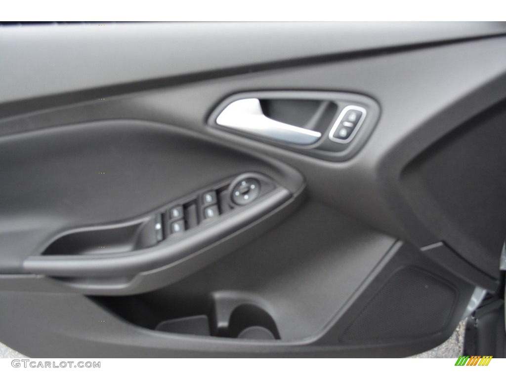 2016 Focus SE Sedan - Ingot Silver / Charcoal Black photo #5
