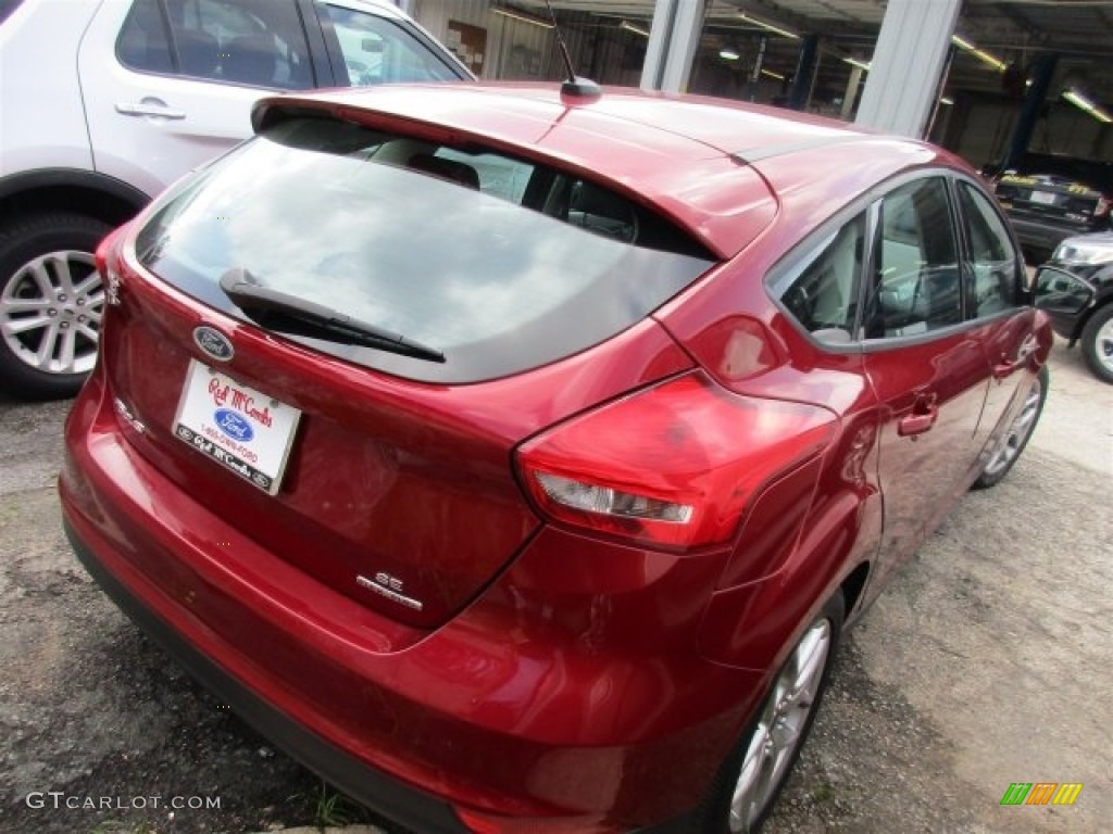 2015 Focus SE Hatchback - Race Red / Charcoal Black photo #7