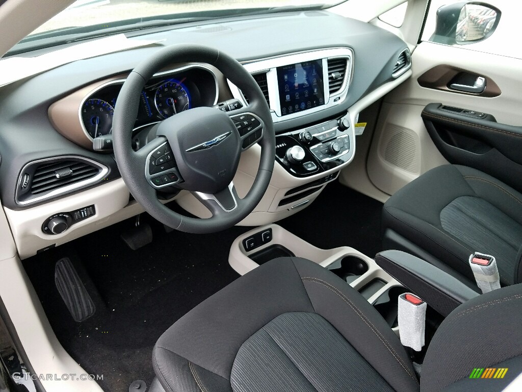 Black/Alloy Interior 2017 Chrysler Pacifica Touring Photo #113209675