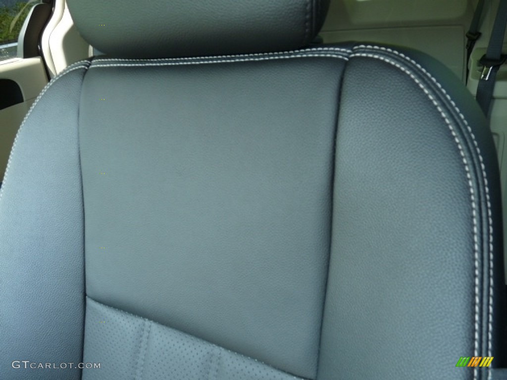 2015 Town & Country Touring-L - Brilliant Black Crystal Pearl / Black/Light Graystone photo #5