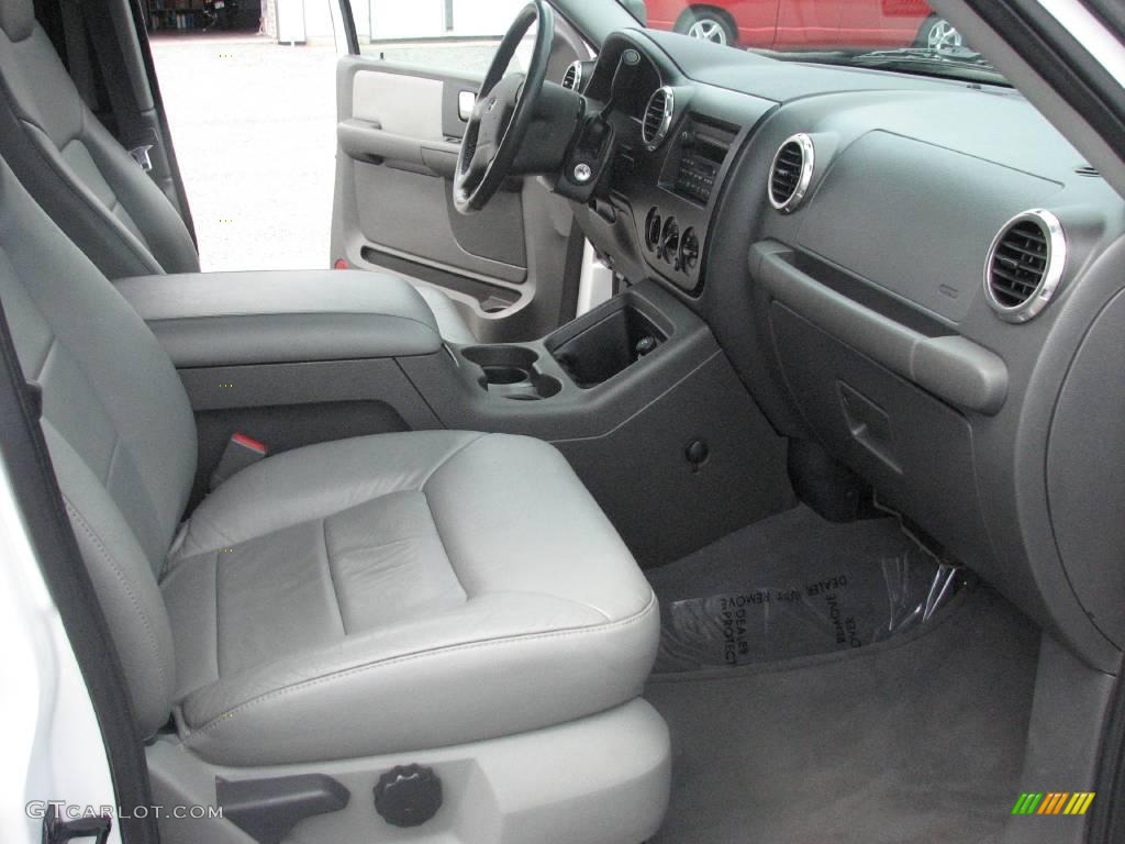 2003 Expedition XLT - Oxford White / Flint Grey photo #16