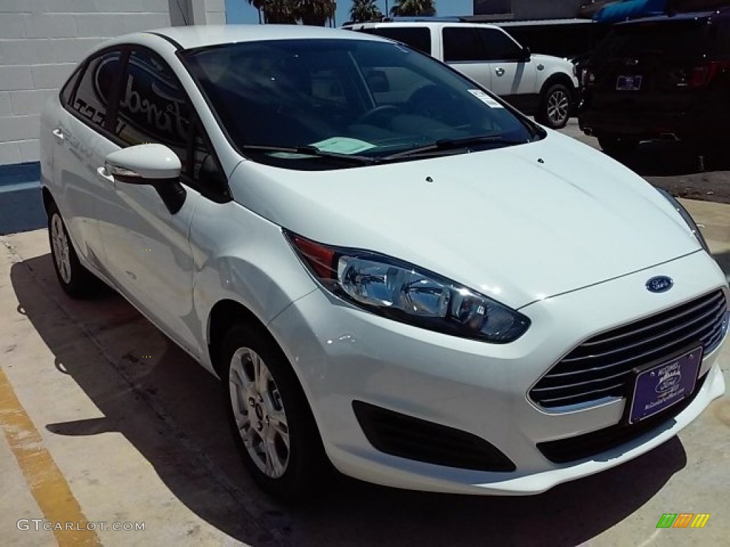 2016 Fiesta SE Sedan - Oxford White / Charcoal Black photo #1