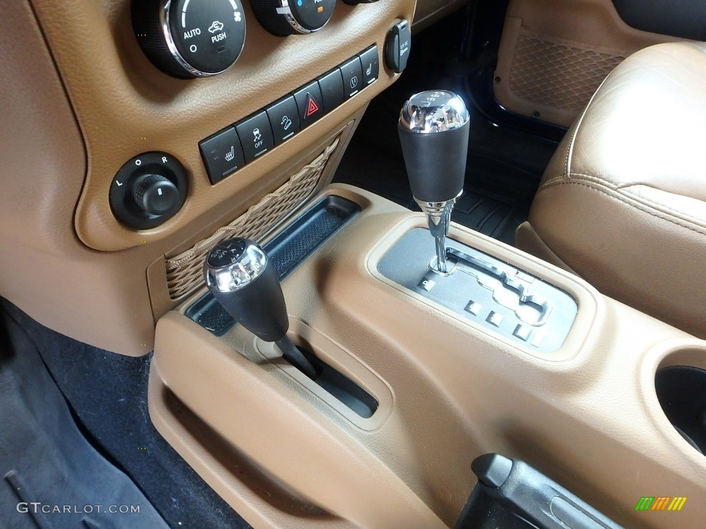 2013 Wrangler Unlimited Sahara 4x4 - True Blue Pearl / Black/Dark Saddle photo #17