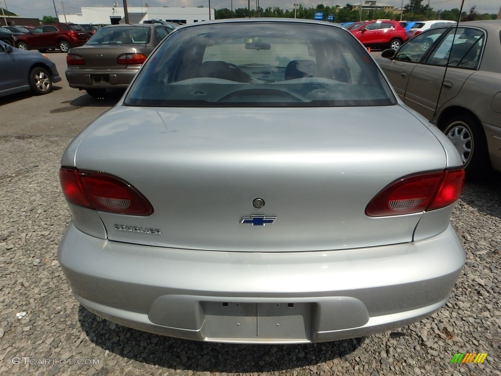 2002 Cavalier Sedan - Ultra Silver Metallic / Graphite photo #3