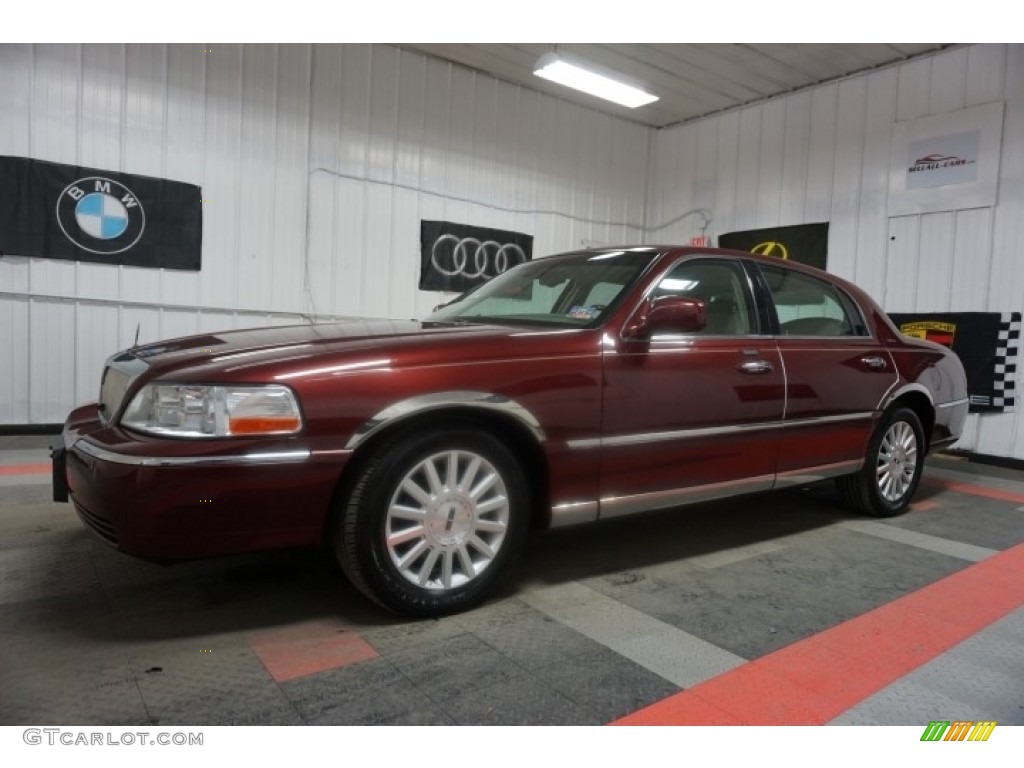 2003 Town Car Signature - Autumn Red Metallic / Medium Dark Parchment/Light Parchment photo #2
