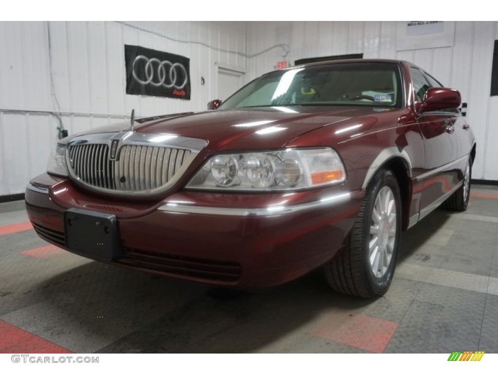 2003 Town Car Signature - Autumn Red Metallic / Medium Dark Parchment/Light Parchment photo #3