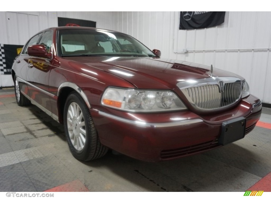 2003 Town Car Signature - Autumn Red Metallic / Medium Dark Parchment/Light Parchment photo #5