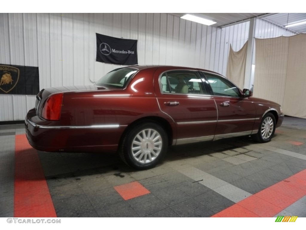 2003 Town Car Signature - Autumn Red Metallic / Medium Dark Parchment/Light Parchment photo #7