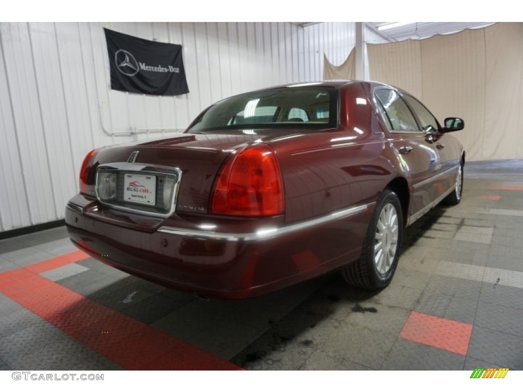 2003 Town Car Signature - Autumn Red Metallic / Medium Dark Parchment/Light Parchment photo #8