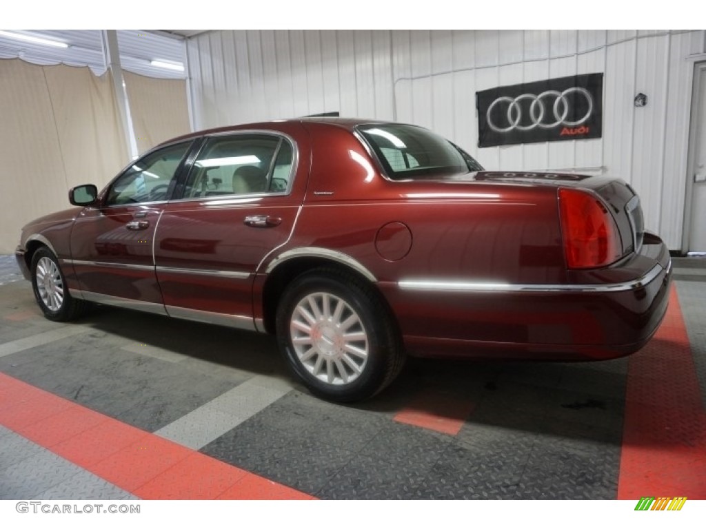 2003 Town Car Signature - Autumn Red Metallic / Medium Dark Parchment/Light Parchment photo #11
