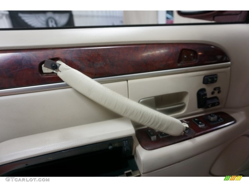 2003 Town Car Signature - Autumn Red Metallic / Medium Dark Parchment/Light Parchment photo #13