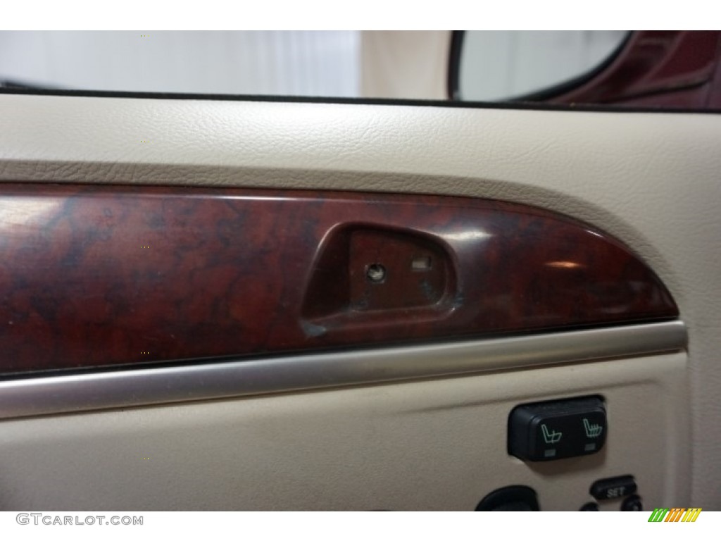 2003 Town Car Signature - Autumn Red Metallic / Medium Dark Parchment/Light Parchment photo #16