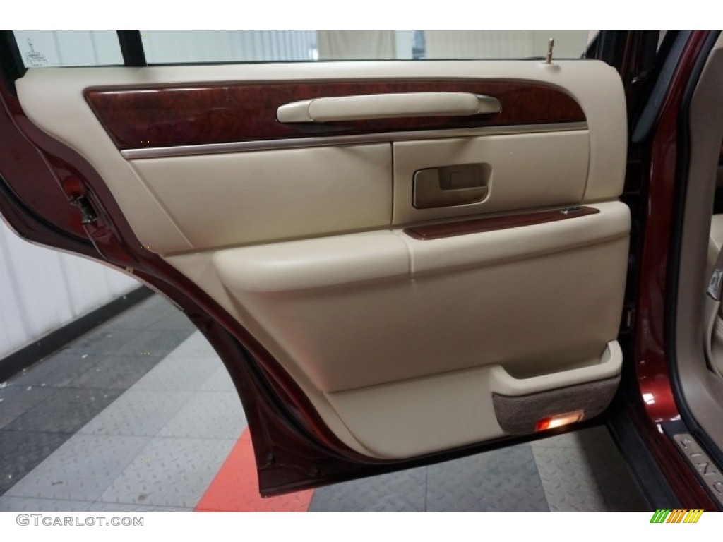 2003 Town Car Signature - Autumn Red Metallic / Medium Dark Parchment/Light Parchment photo #22