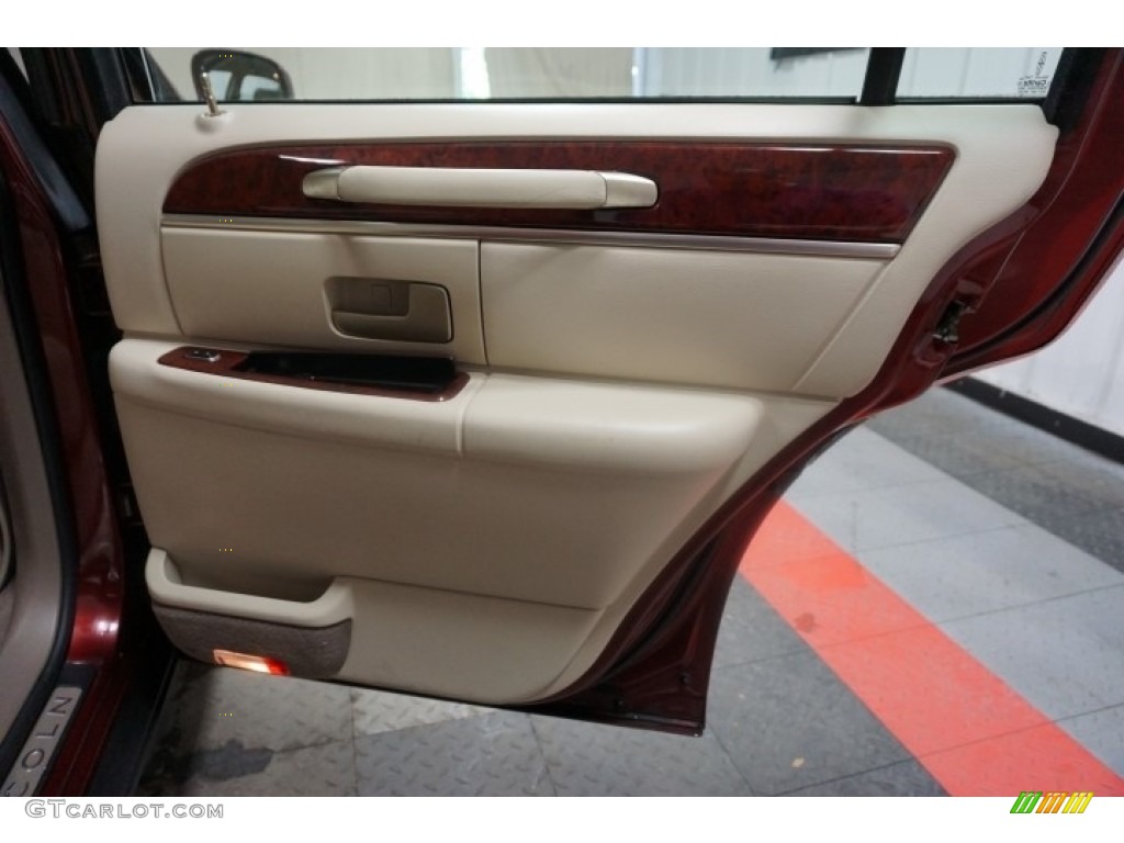 2003 Town Car Signature - Autumn Red Metallic / Medium Dark Parchment/Light Parchment photo #23