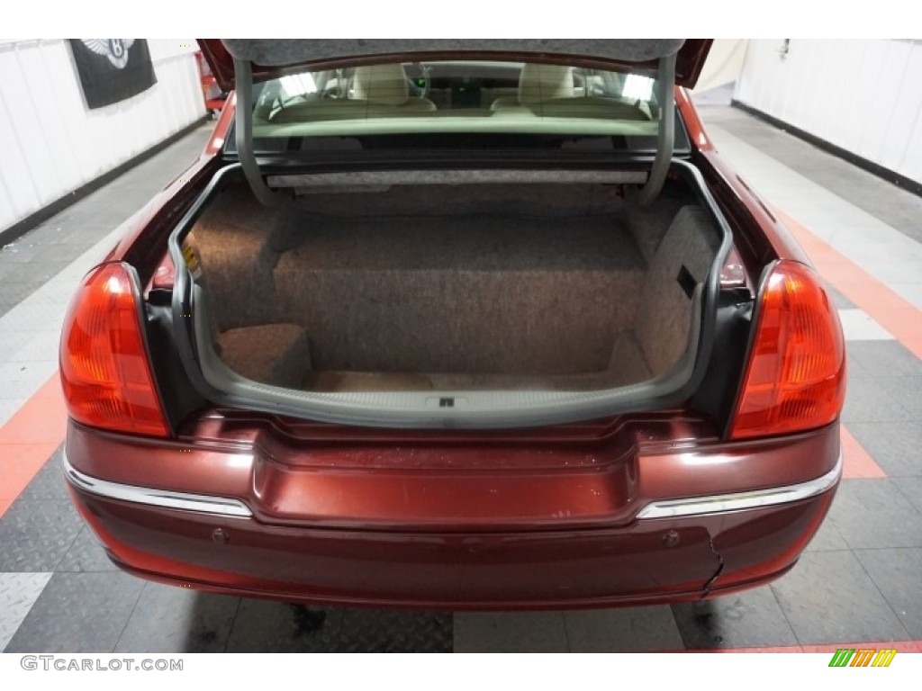 2003 Town Car Signature - Autumn Red Metallic / Medium Dark Parchment/Light Parchment photo #28