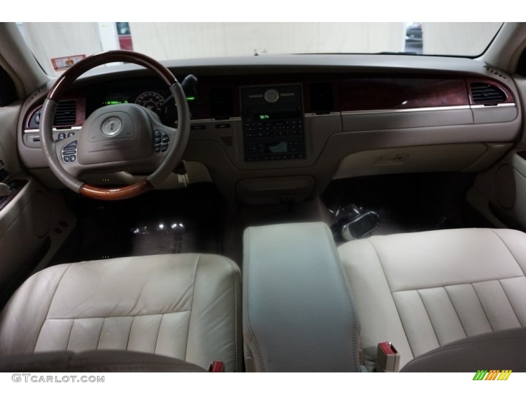 2003 Town Car Signature - Autumn Red Metallic / Medium Dark Parchment/Light Parchment photo #33