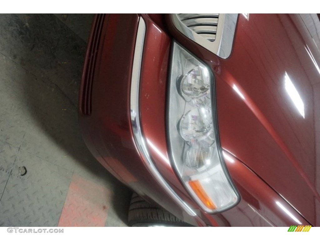 2003 Town Car Signature - Autumn Red Metallic / Medium Dark Parchment/Light Parchment photo #59