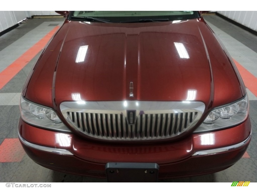 2003 Town Car Signature - Autumn Red Metallic / Medium Dark Parchment/Light Parchment photo #62