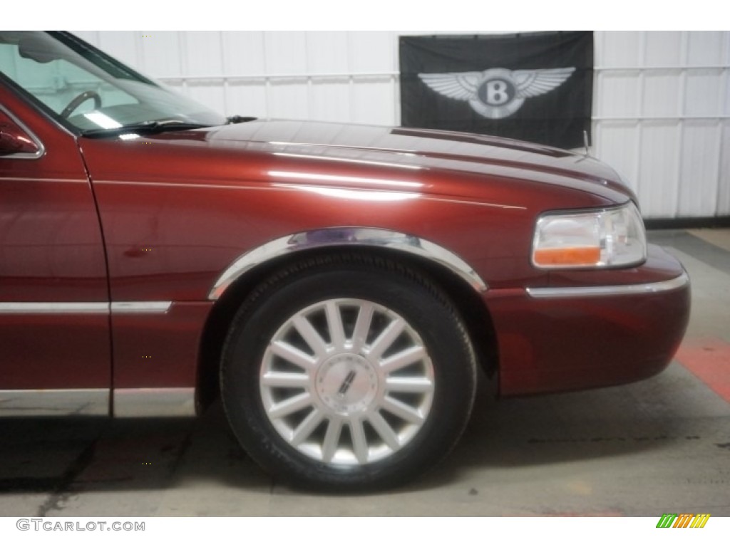 2003 Town Car Signature - Autumn Red Metallic / Medium Dark Parchment/Light Parchment photo #63