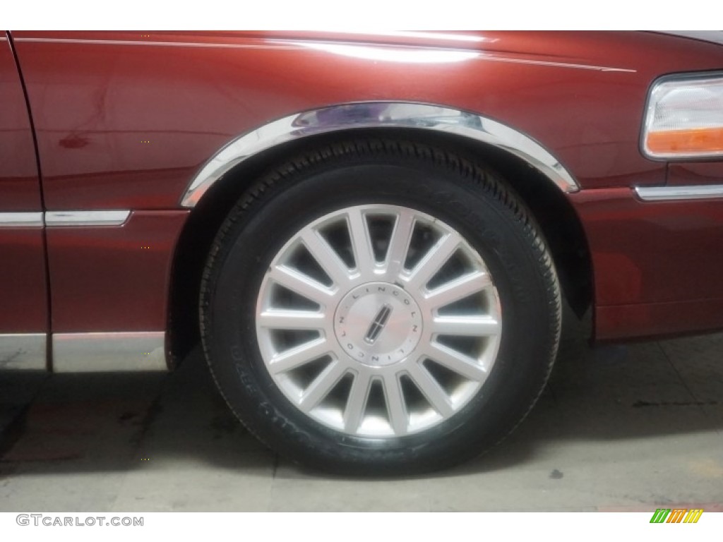 2003 Town Car Signature - Autumn Red Metallic / Medium Dark Parchment/Light Parchment photo #64