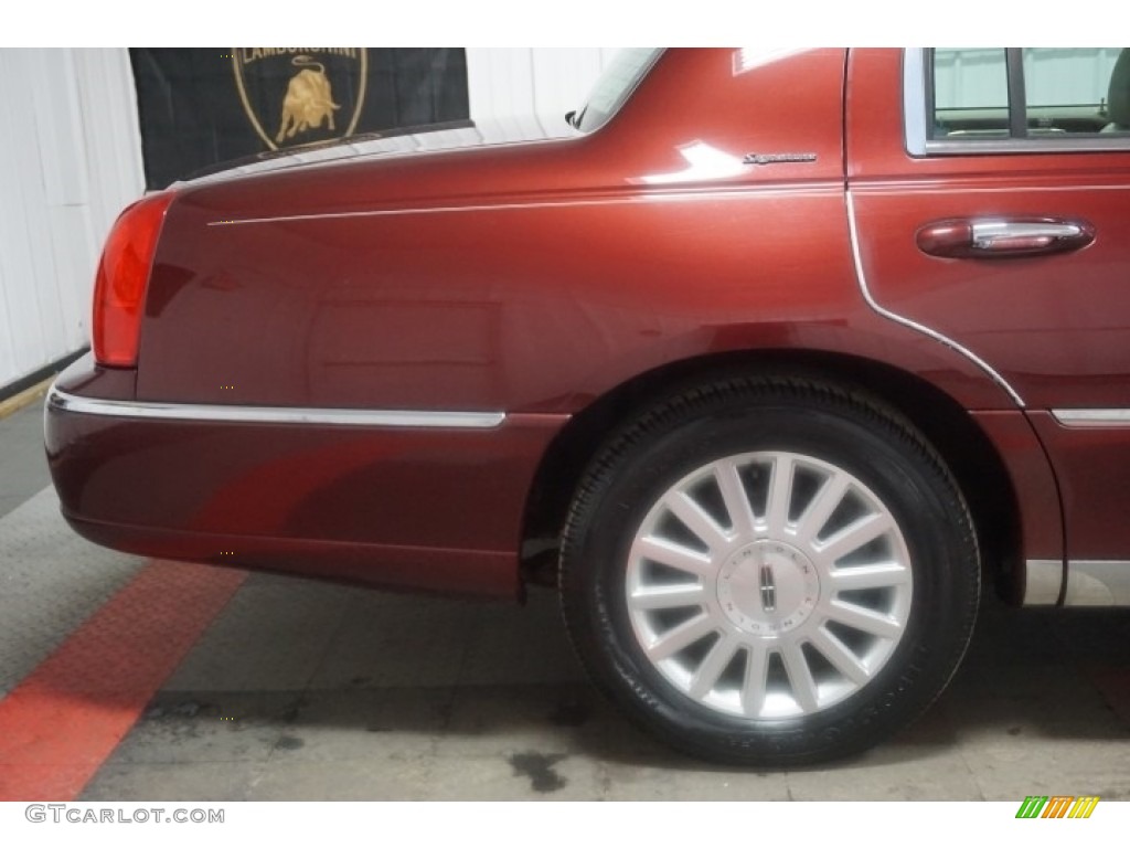 2003 Town Car Signature - Autumn Red Metallic / Medium Dark Parchment/Light Parchment photo #70