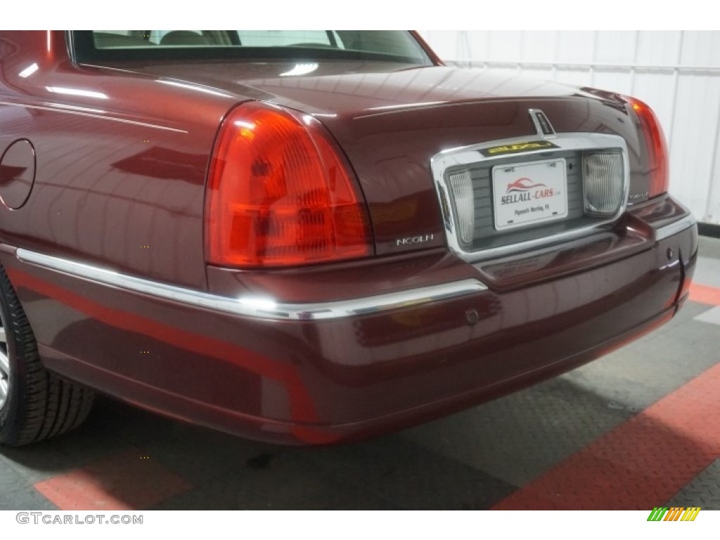 2003 Town Car Signature - Autumn Red Metallic / Medium Dark Parchment/Light Parchment photo #75
