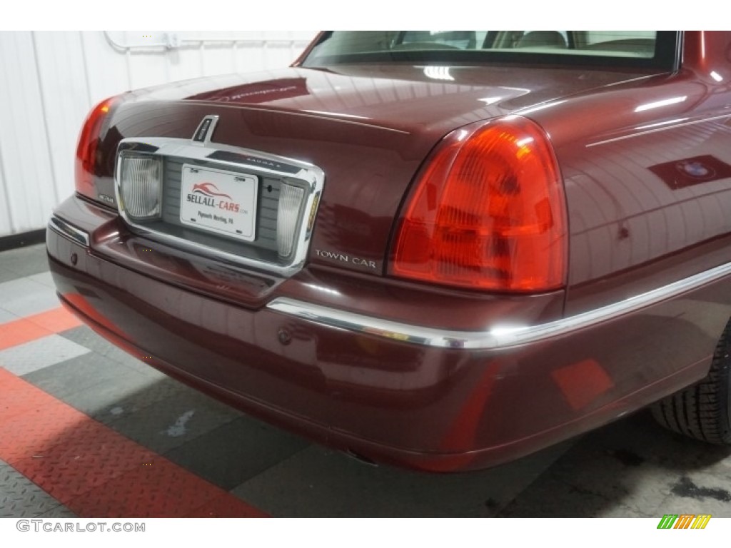 2003 Town Car Signature - Autumn Red Metallic / Medium Dark Parchment/Light Parchment photo #76