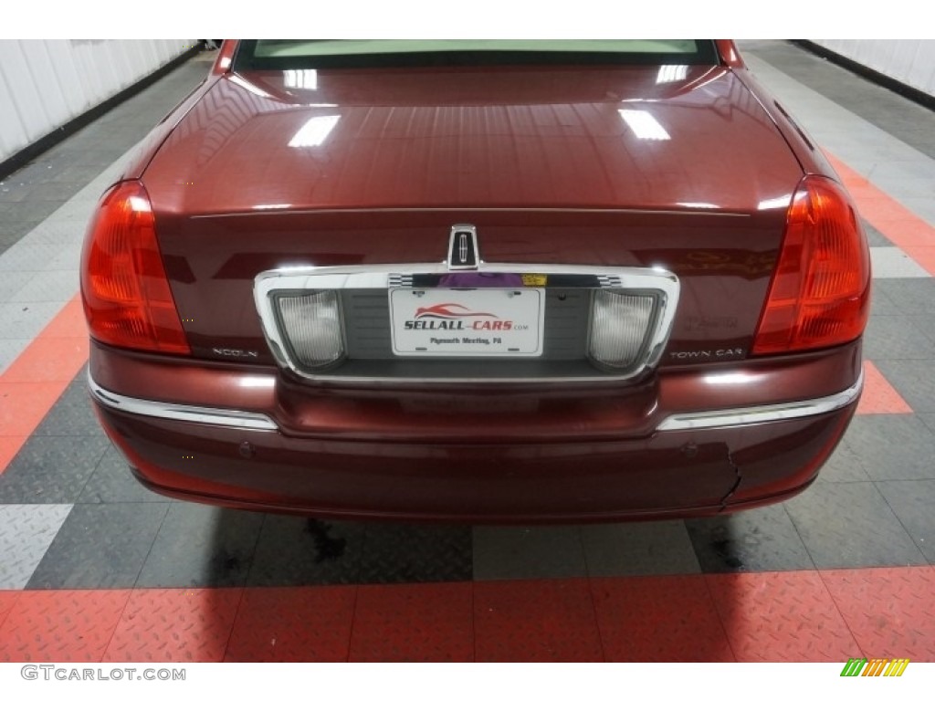 2003 Town Car Signature - Autumn Red Metallic / Medium Dark Parchment/Light Parchment photo #77
