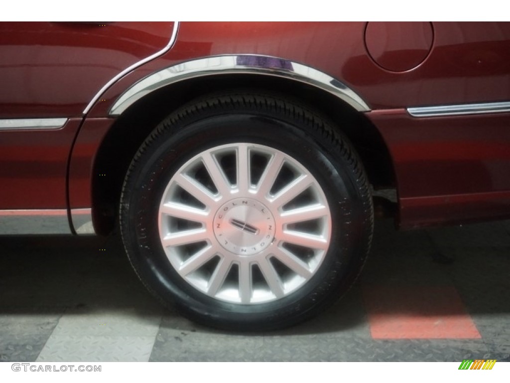 2003 Town Car Signature - Autumn Red Metallic / Medium Dark Parchment/Light Parchment photo #79