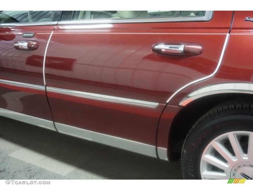 2003 Town Car Signature - Autumn Red Metallic / Medium Dark Parchment/Light Parchment photo #81