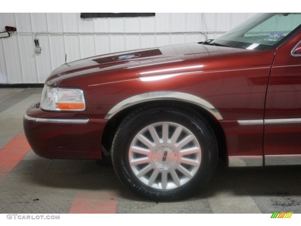 2003 Town Car Signature - Autumn Red Metallic / Medium Dark Parchment/Light Parchment photo #85