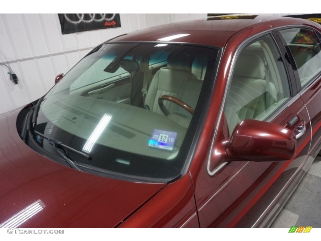 2003 Town Car Signature - Autumn Red Metallic / Medium Dark Parchment/Light Parchment photo #89